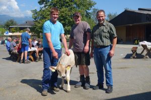 Daniel Betschart Sponsor Kalb Landi Unterwalden AG mit Gewinner Verlosungskalb Shne von Toni Ettlin Haldi Kerns